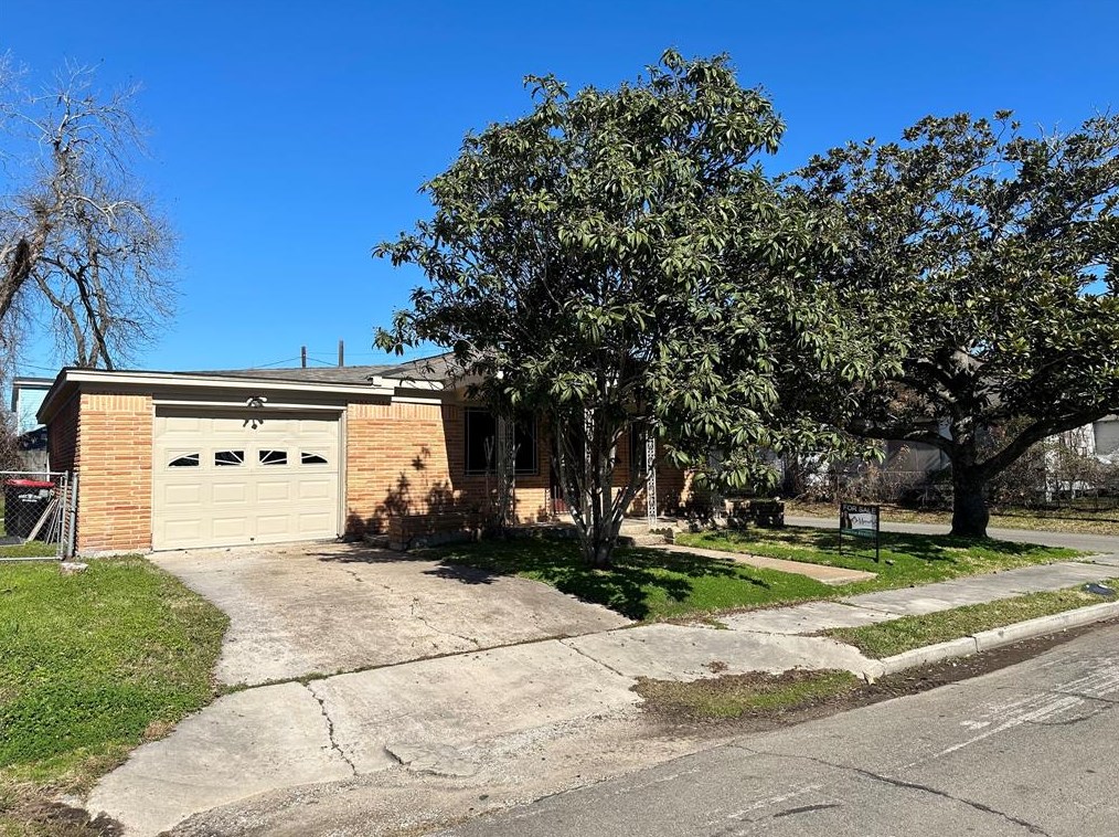 600 Neal St, Baytown, TX 77520-6933