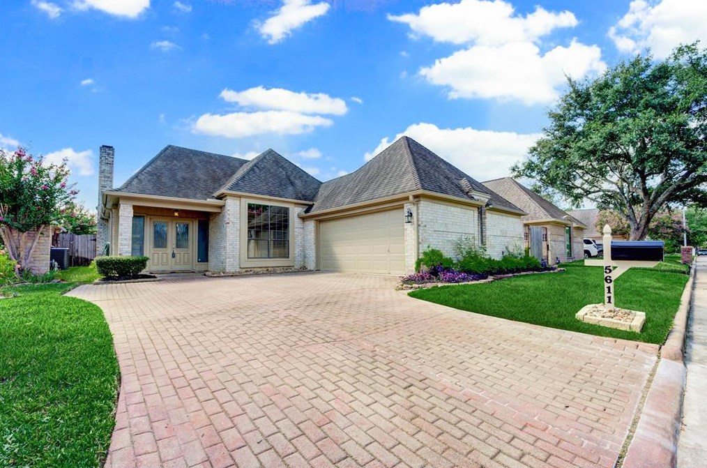 5611 Glen Pines Dr, Houston TX  77069-1835 exterior