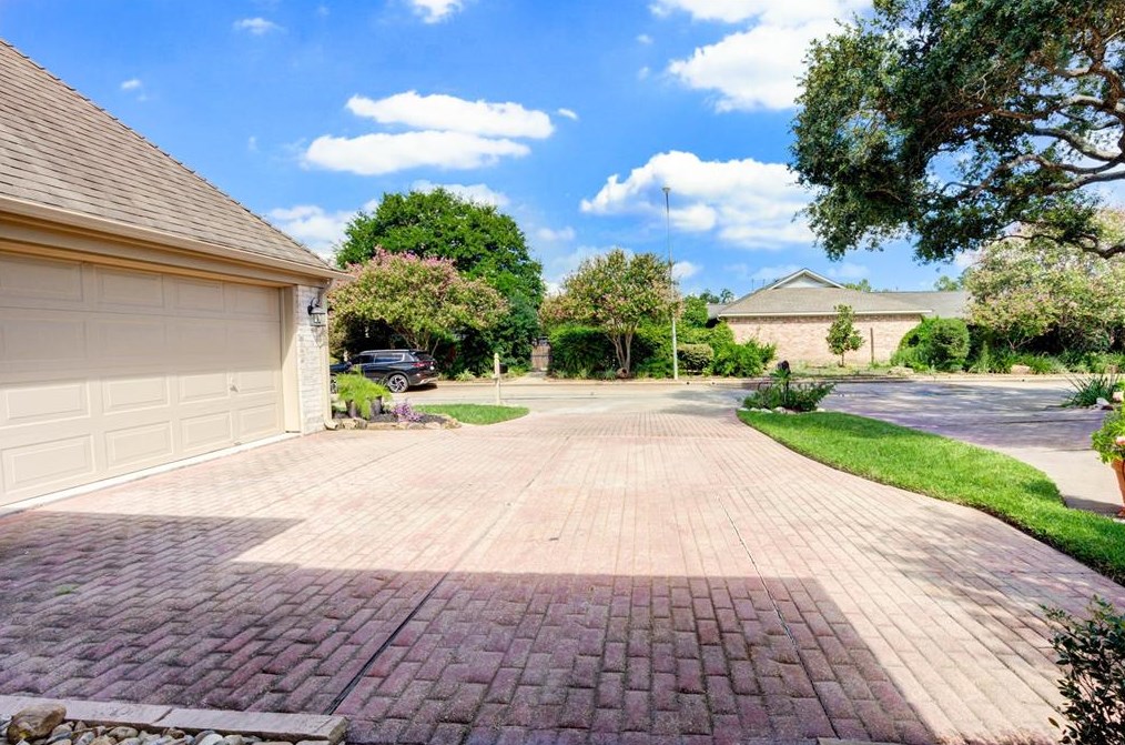 5611 Glen Pines Dr, Houston, TX 77069