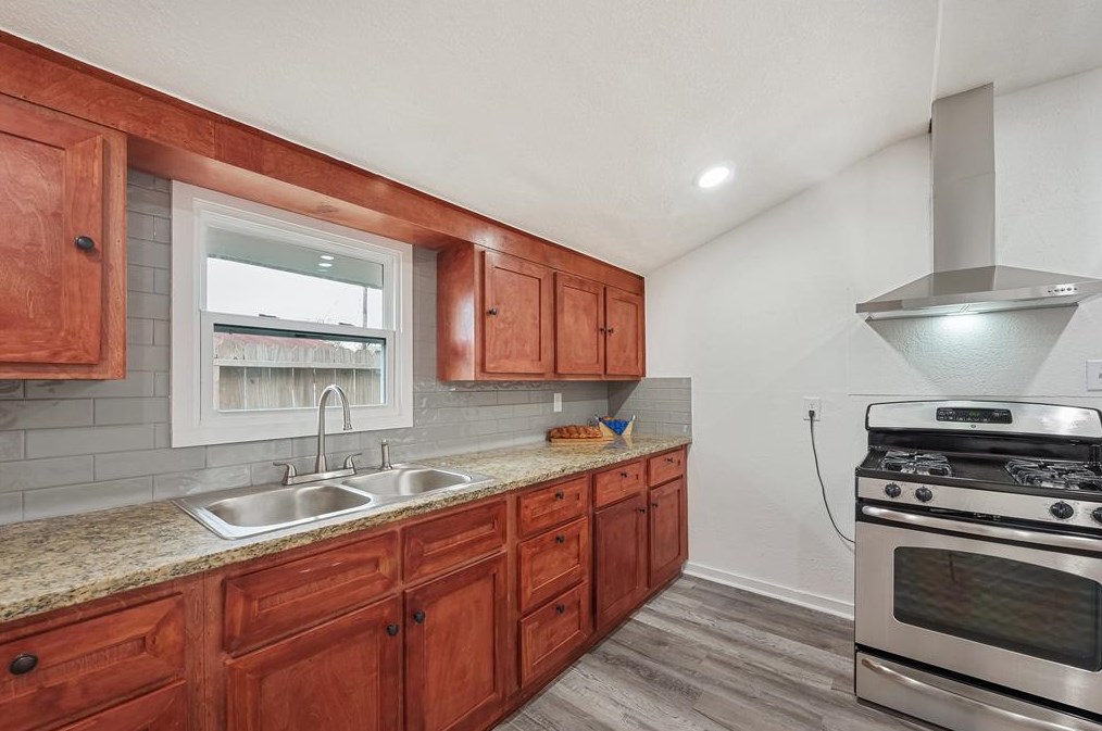 8 Stewart St, Baytown TX  77520-3050 exterior