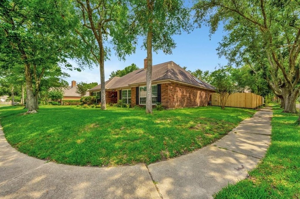 15402 Willow Shores Dr, Houston, TX 77062-3648