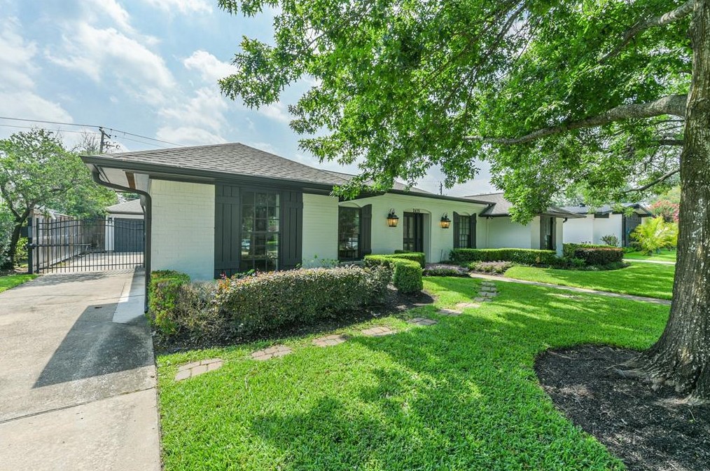 2415 Stoney Brook Dr, Houston, TX 77063