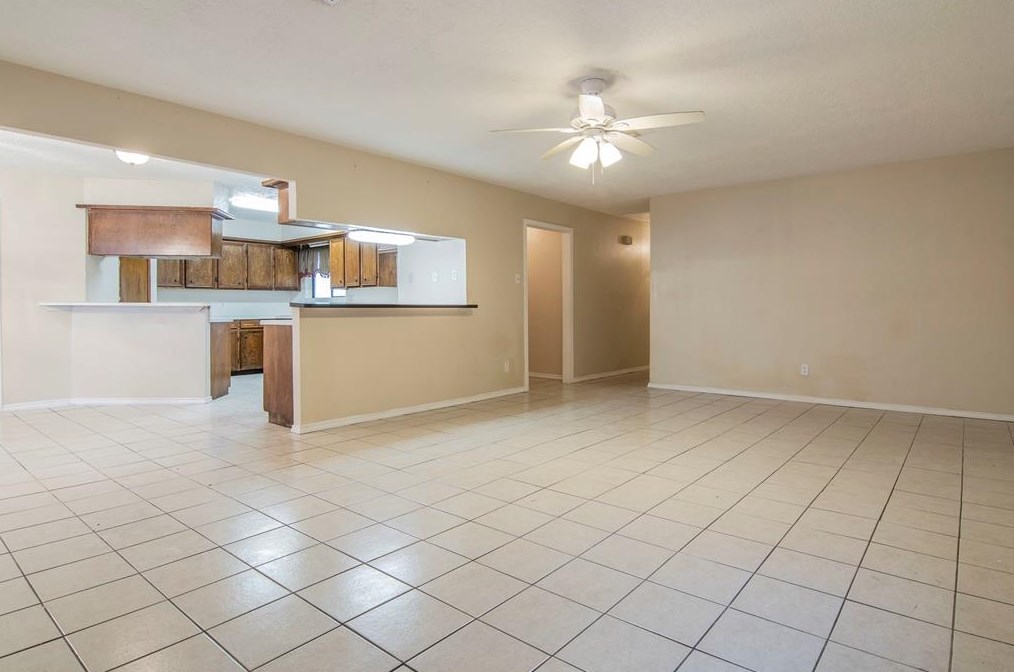 7423 Lone Oak Dr, Baytown, TX 77521-4915