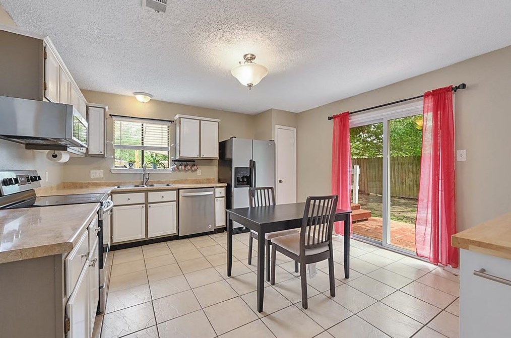 1016 Chinaberry Dr, Bryan TX  77803-5113 exterior