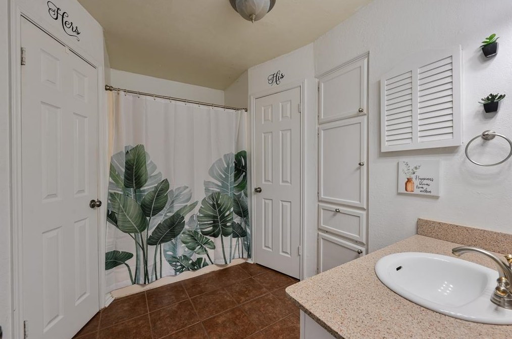 1016 Chinaberry Dr, Bryan TX  77803-5113 exterior