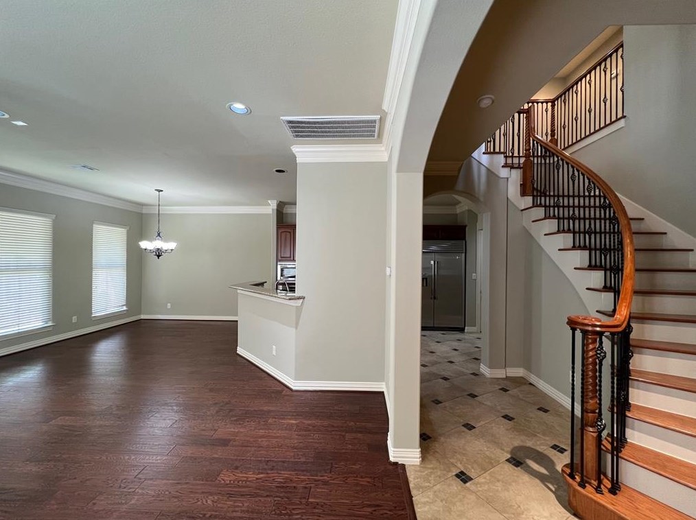 2 Schwab Ln, Houston, TX 77055