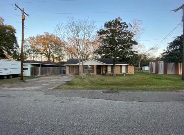 709 S Lee St, Alvin, TX 77511