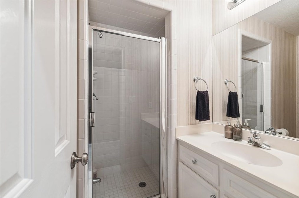 13 Lk Mist Dr, Sugar Land TX 77479-5860 exterior