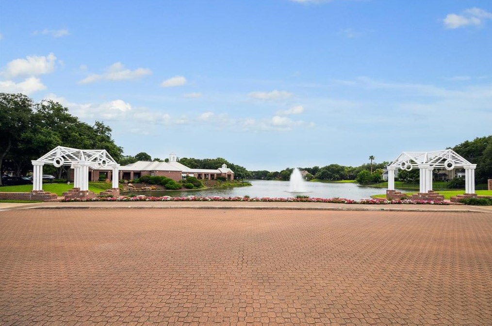 13 Lk Mist Dr, Sugar Land TX 77479-5860 exterior