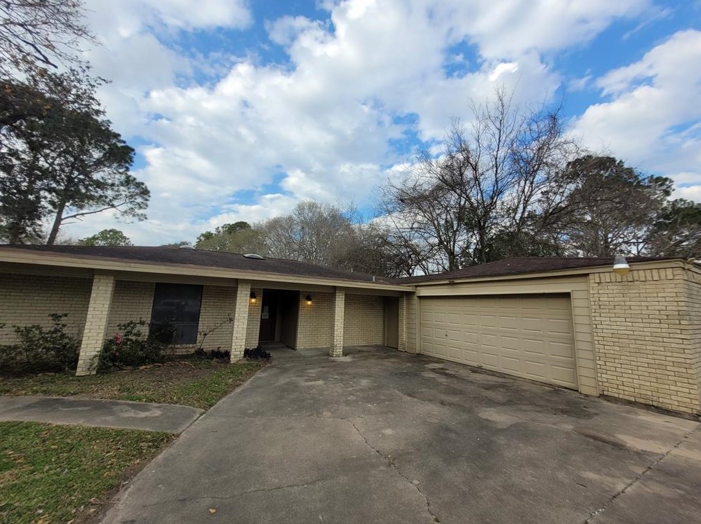 4906 Hickory Ln, Bay City, TX 77414-8608