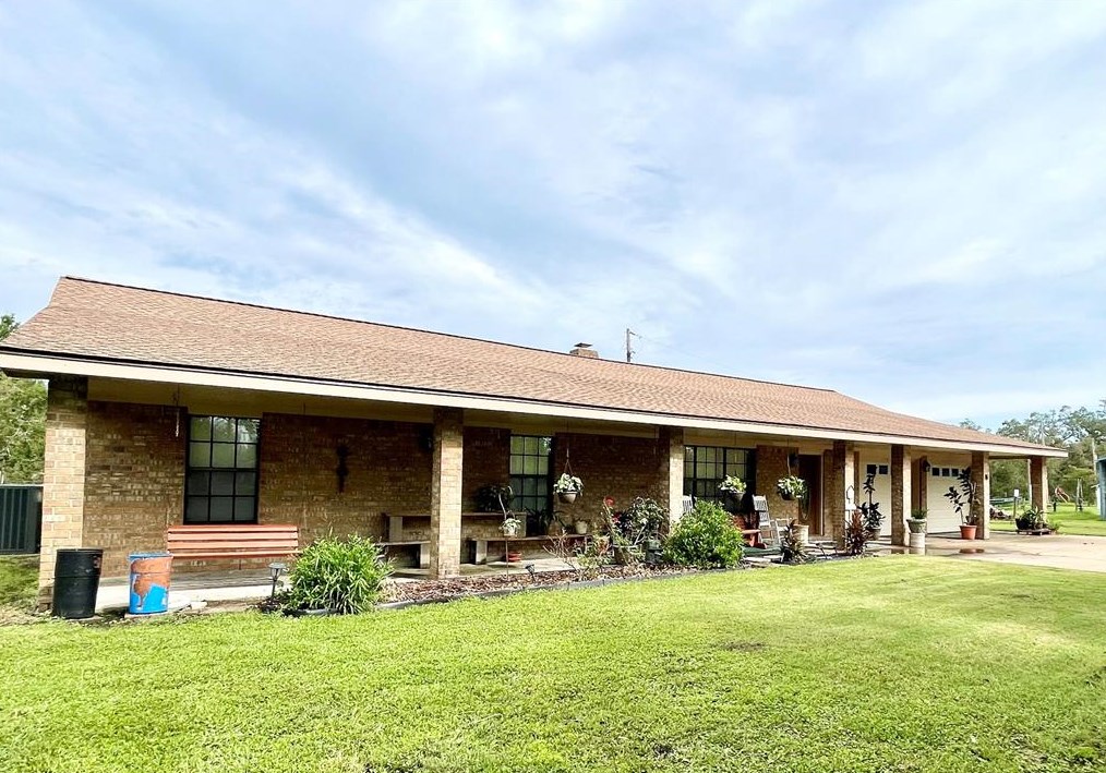 331 County Rd 735, Angleton, TX 77515
