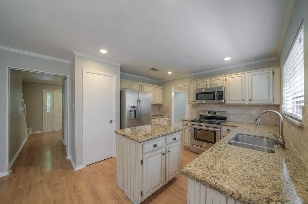 31 Silver Elm Pl, Spring TX  77381-4039 exterior