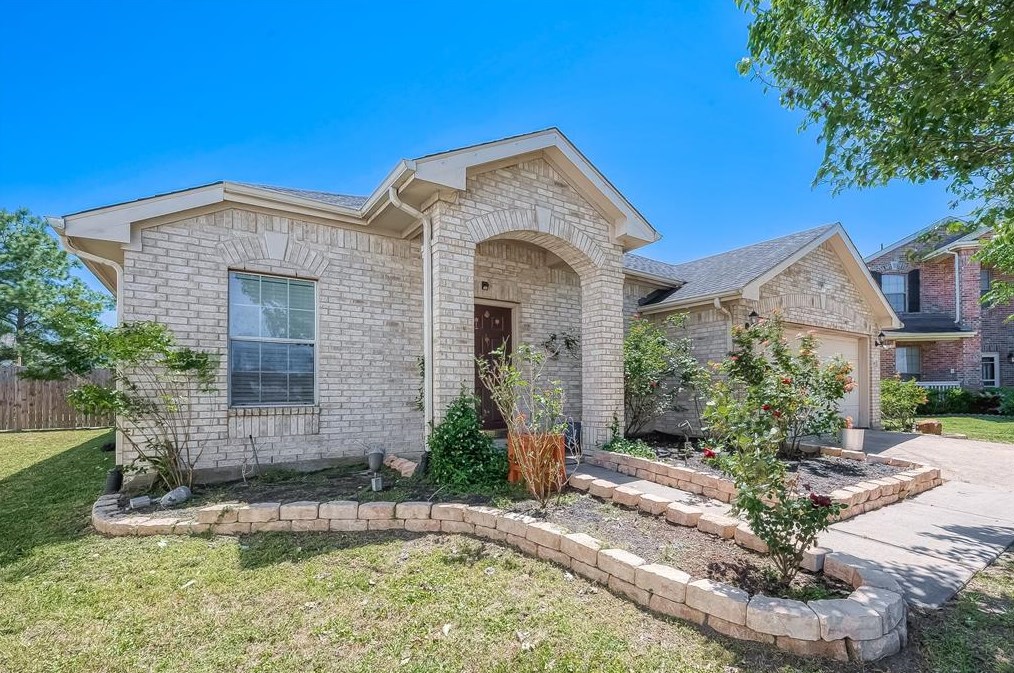 9407 Dora Meadows Dr, Sugar Land, TX 77498-7556