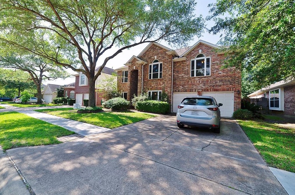 3831 Canton Dr, Pearland, TX 77584