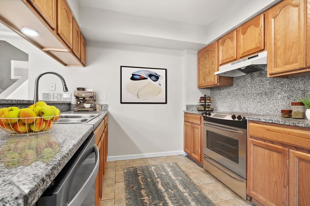 328 S 2nd St #304, Alvin, TX 77511