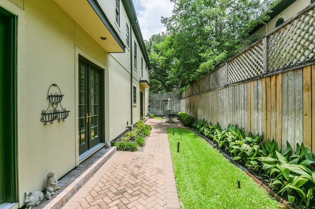 1026 Potomac Dr, Houston TX  77057-1916 exterior