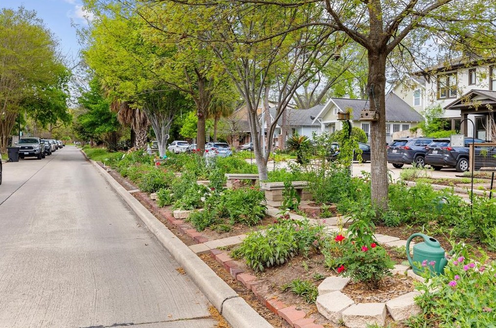 1614 Norfolk St, Houston TX  77006-5296 exterior