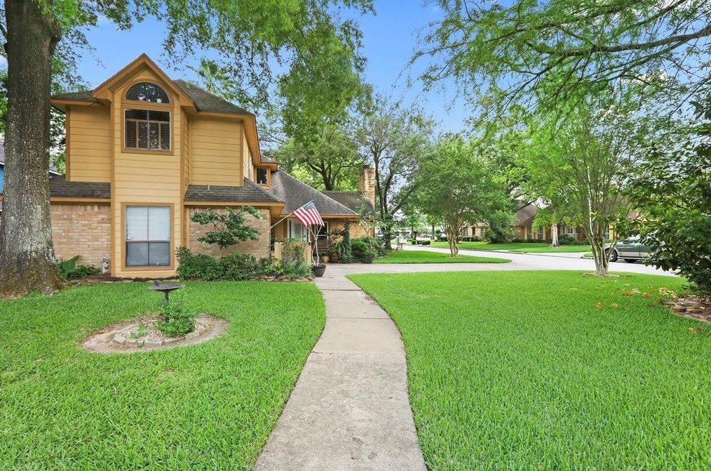19511 Oak Center Ct, Humble, TX 77346