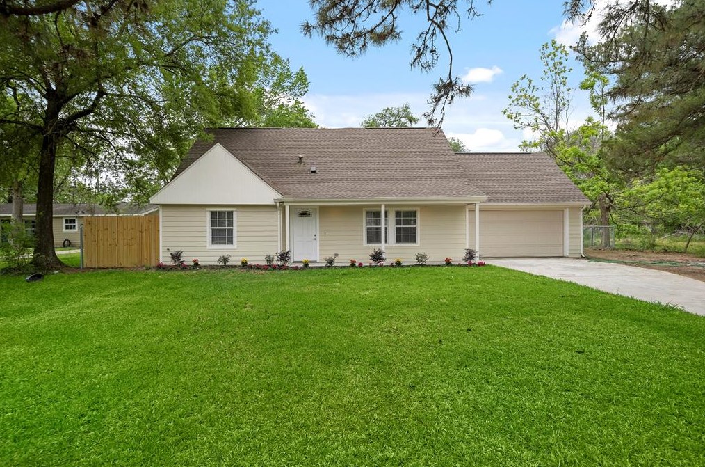 305 Holly Dr, Baytown TX  77520-1317 exterior