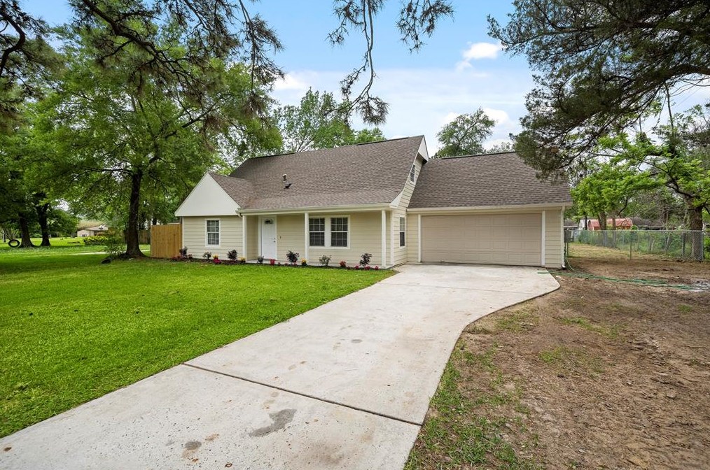 305 Holly Dr, Baytown TX  77520-1317 exterior