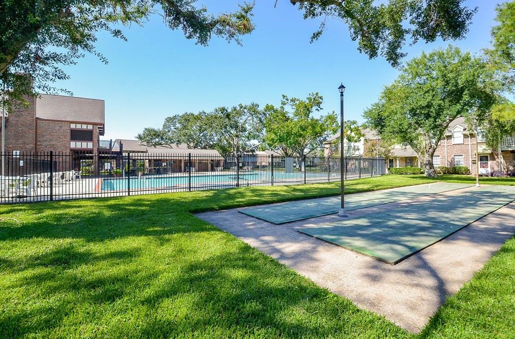 10286 Hammerly Blvd, Houston TX  77043-2101 exterior