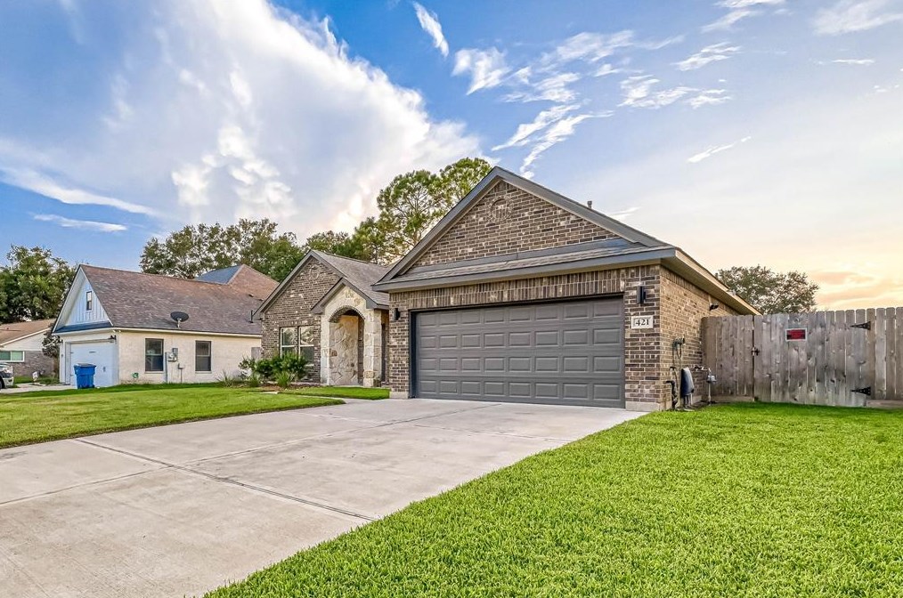 421 N Amherst Dr, West Columbia, TX 77486