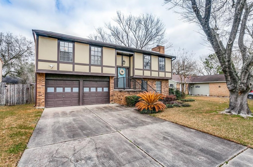 15727 Pipers View Dr, Houston, TX 77598-2547