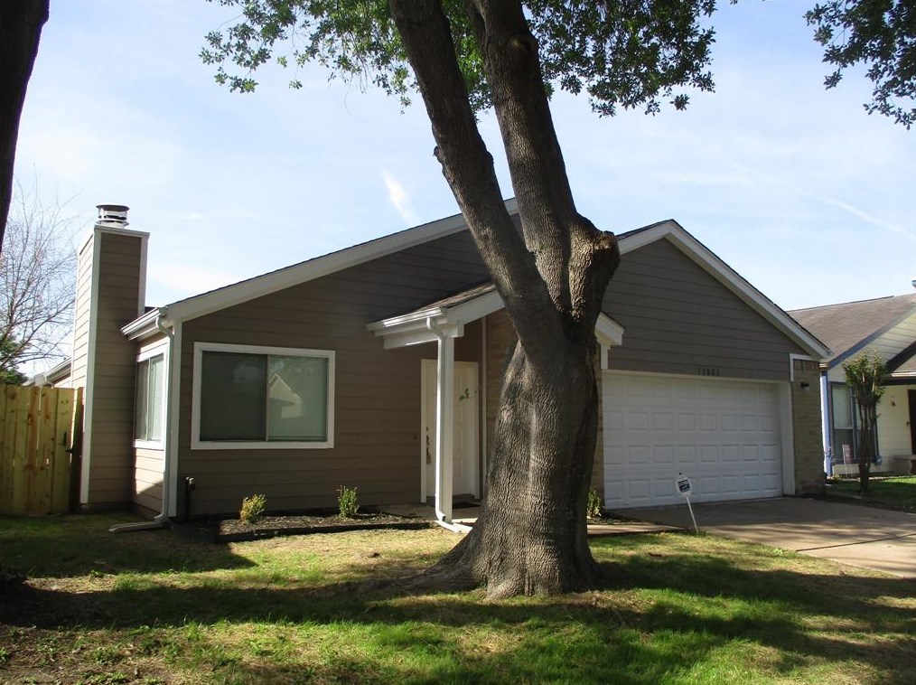 13823 Walnut Hollow Ln, Houston TX  77082-3315 exterior