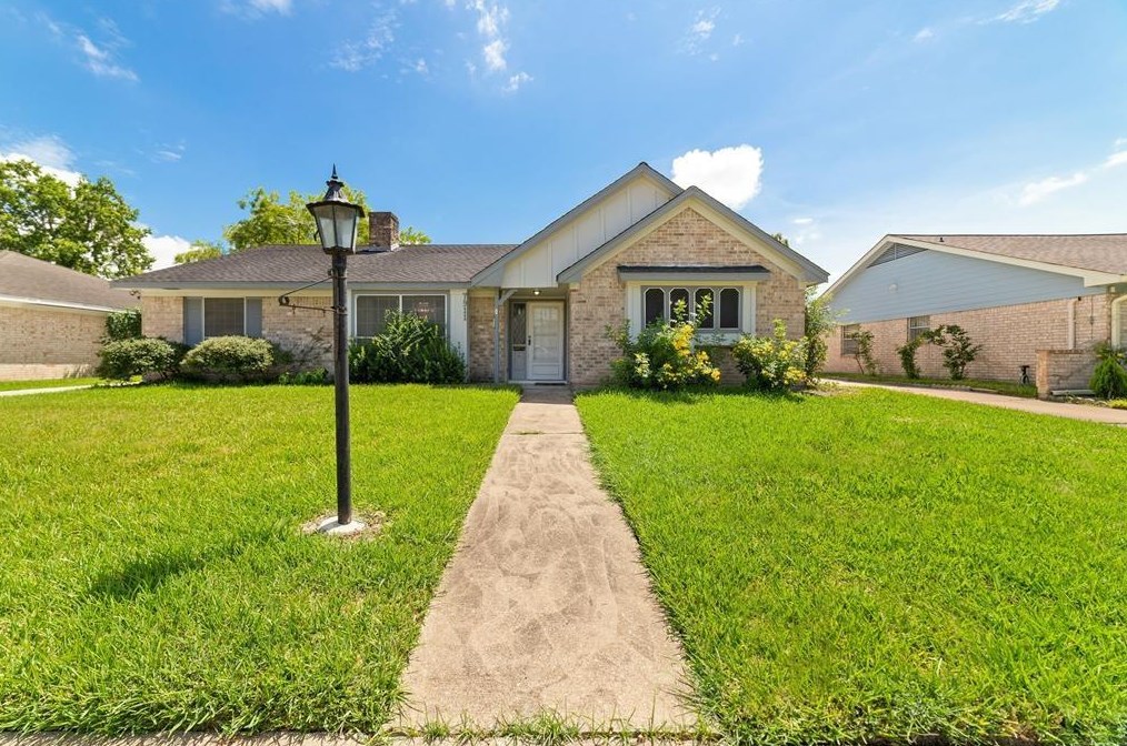 7911 Pella Dr, Houston, TX 77036
