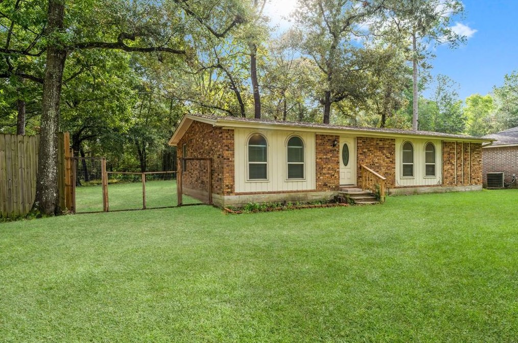 10804 Longleaf Dr, Conroe, TX 77385