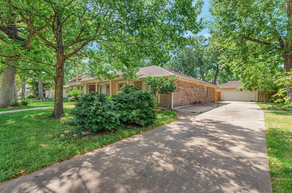 15722 Crestbrook Dr, Houston, TX 77059-5218