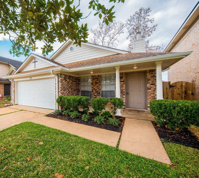 121 Coffee Ln, Richwood, TX 77566