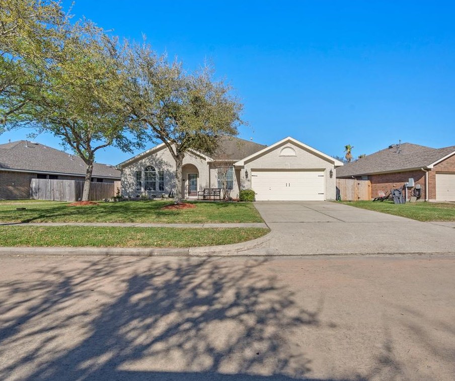 630 Castle Cove Ln, League City, TX 77573