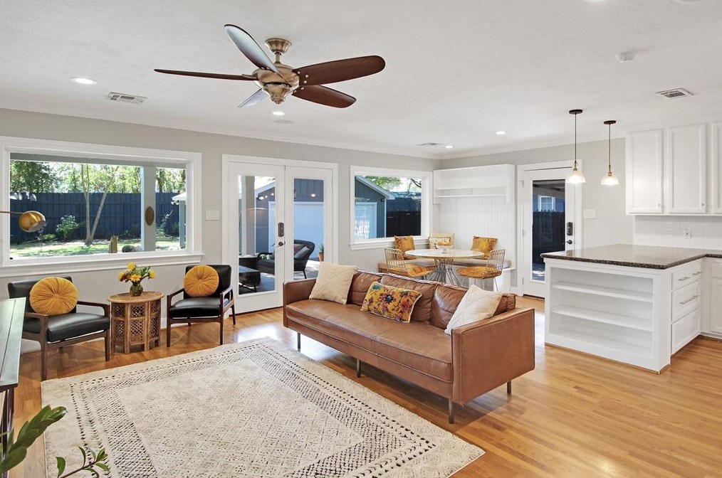 737 Sue Barnett Dr, Houston, TX 77018-5411
