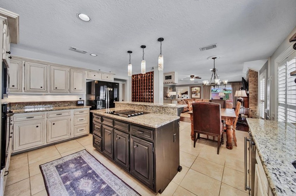 14015 Jupiter Hl Dr, Houston TX  77069-1702 exterior