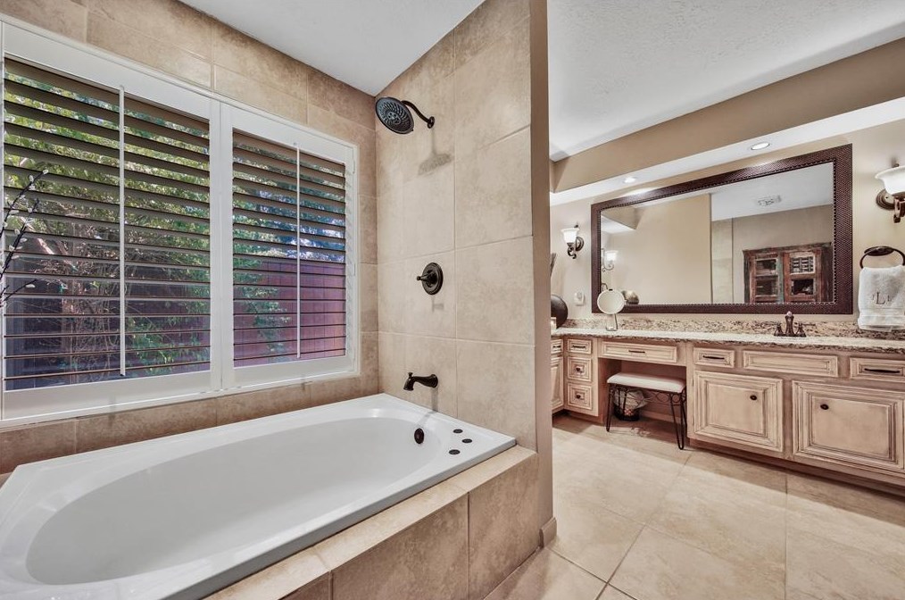 14015 Jupiter Hl Dr, Houston TX  77069-1702 exterior