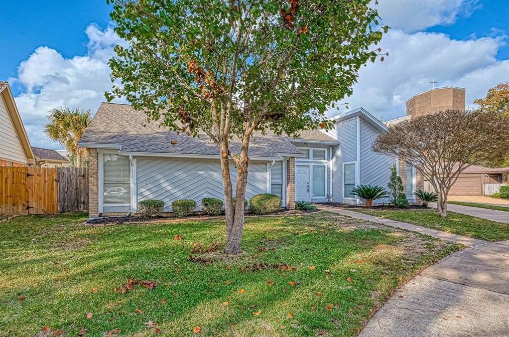 8411 Forestside Ln, Houston, TX 77095