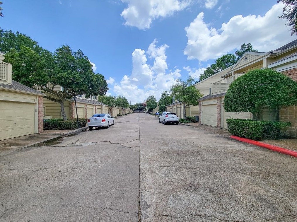 755 Bering Dr, Houston TX  77057-2103 exterior