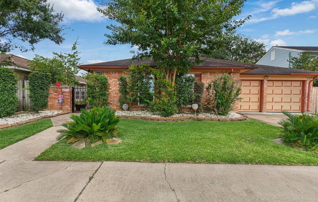 16319 Paso Dobble Dr, Houston, TX 77083-2821