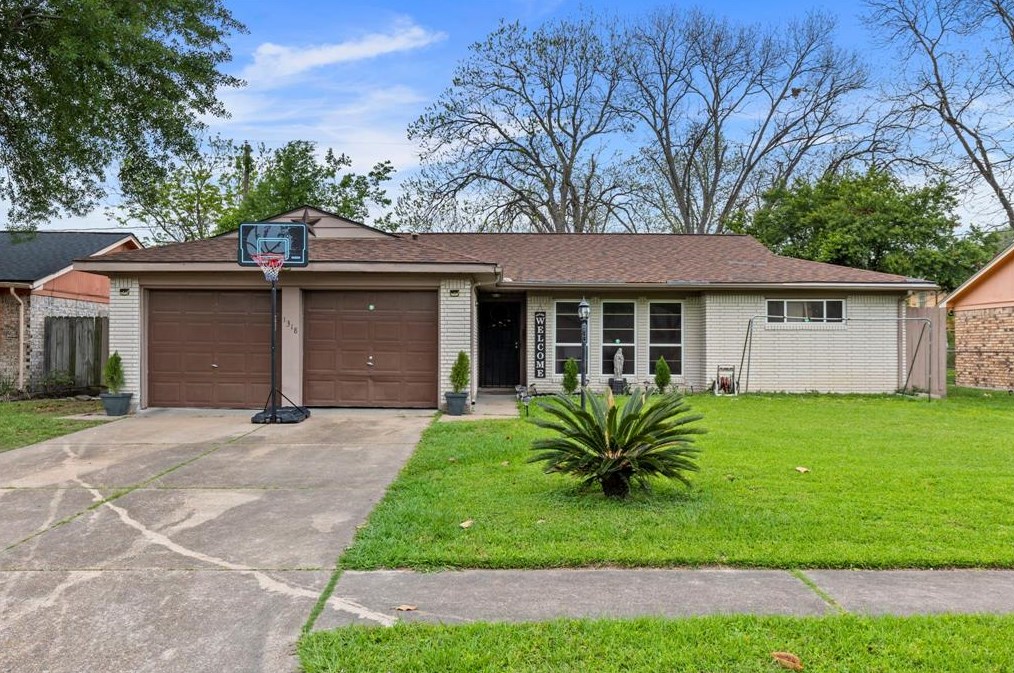 1318 Twinbrooke Dr, Houston, TX 77088-2039