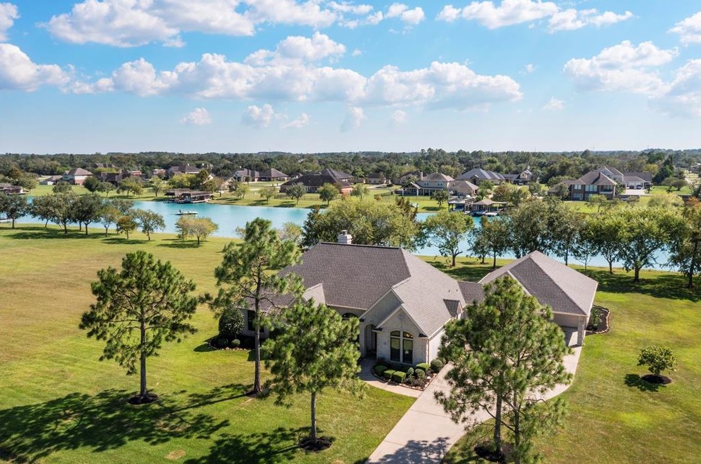 138 Lago Circle Dr N, Santa Fe, TX 77517