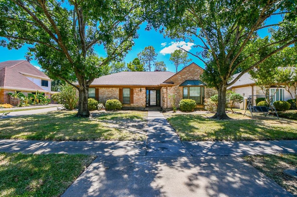 7515 Coachwood Dr, Houston TX  77071-2301 exterior