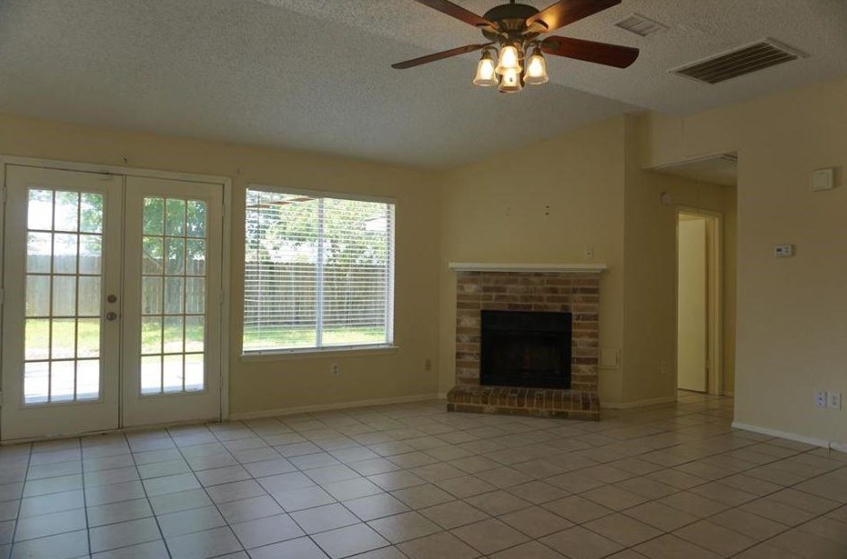 8719 Grand Knolls Dr, Houston TX  77083-5582 exterior