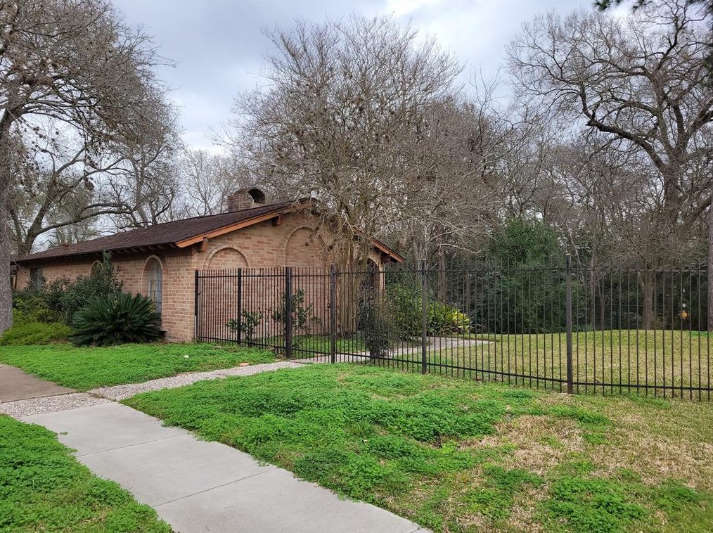 5638 Braeswood Blvd, Houston, TX 77096-2901