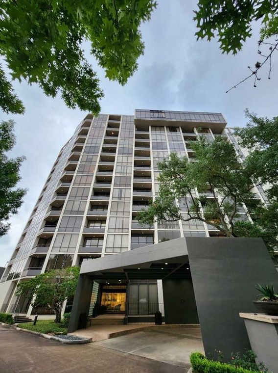 1111 Bering Dr, Houston TX  77057-2339 exterior