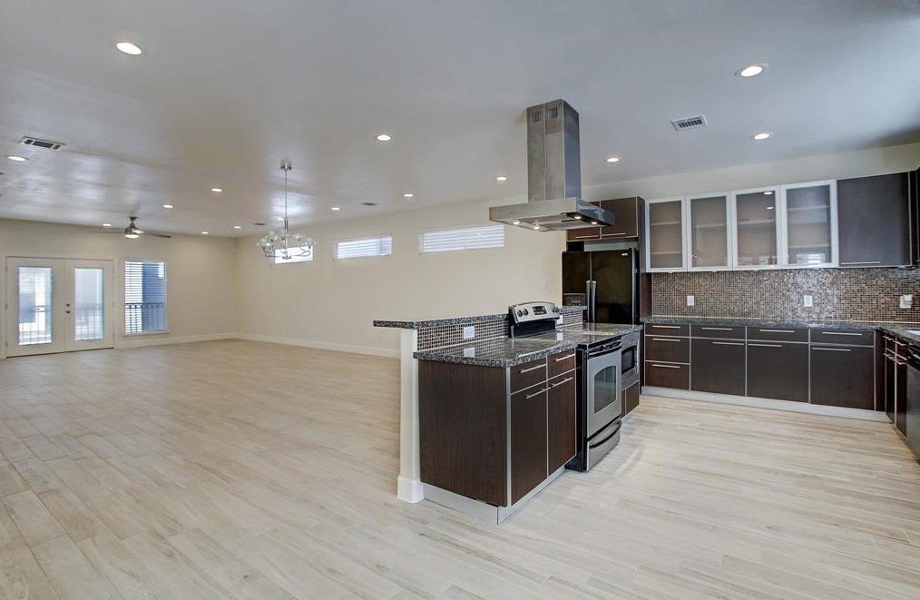 3045 Clinton Dr, Houston TX  77020-8405 exterior