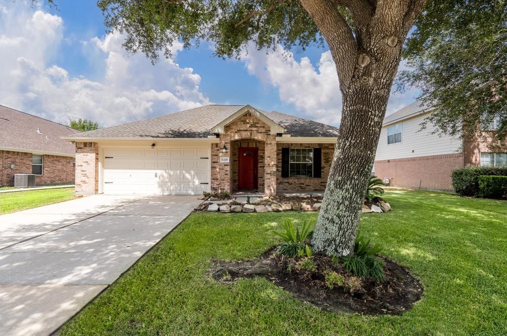 5439 Cinnamon Lake Dr, Baytown, TX 77521-7847