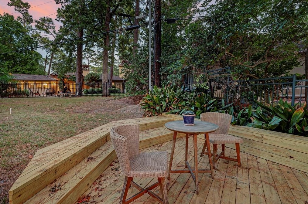 147 Knipp Rd, Houston TX  77024-5023 exterior