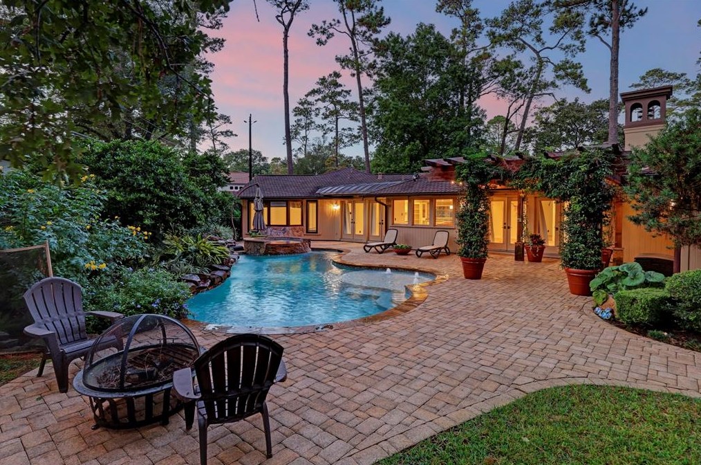 147 Knipp Rd, Houston TX  77024-7138 exterior