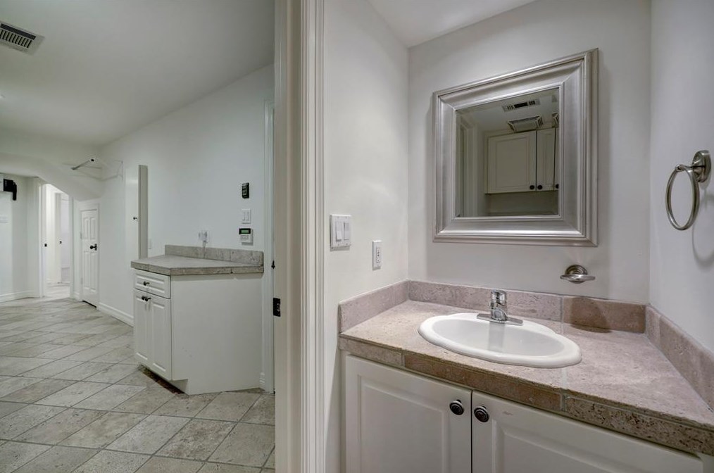 147 Knipp Rd, Houston TX  77024-5023 exterior